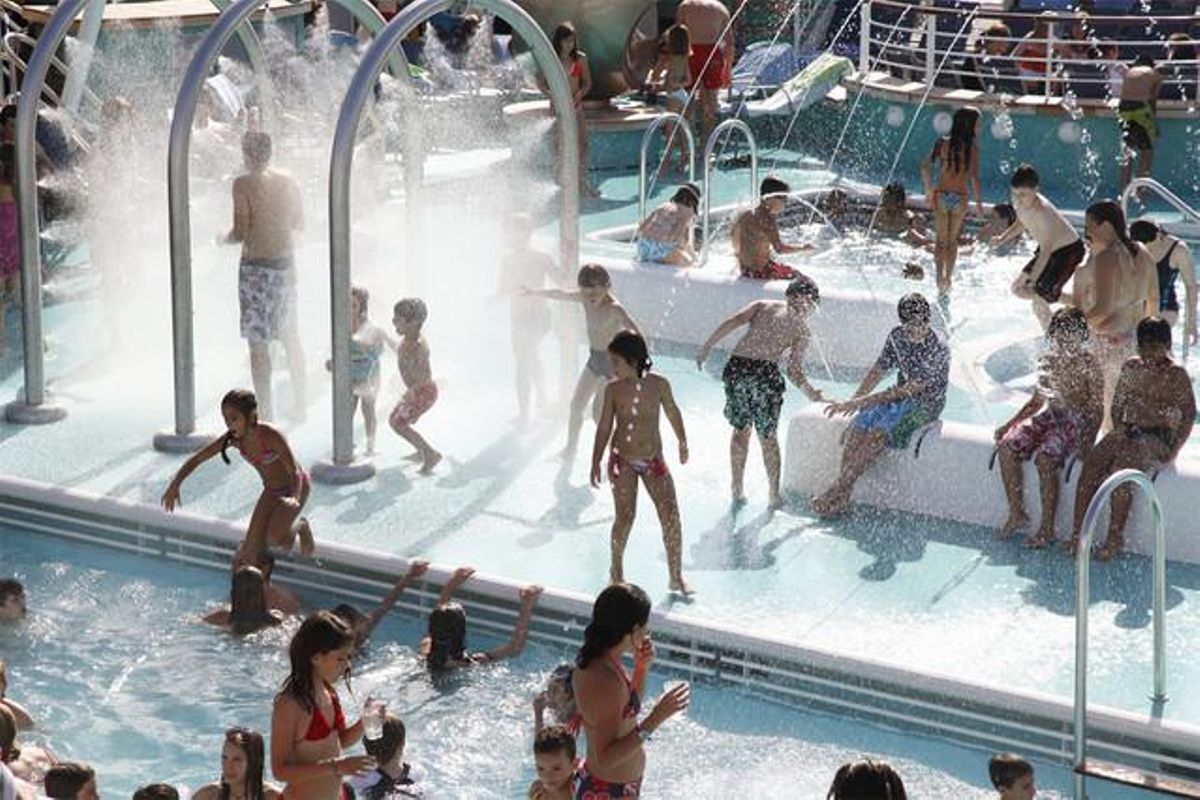 Jocs a la piscina del creuer.