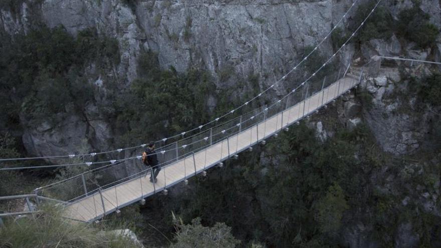 Chulilla cobrará un euro por acceder a la ruta de los 'Puentes Colgantes' -  Levante-EMV