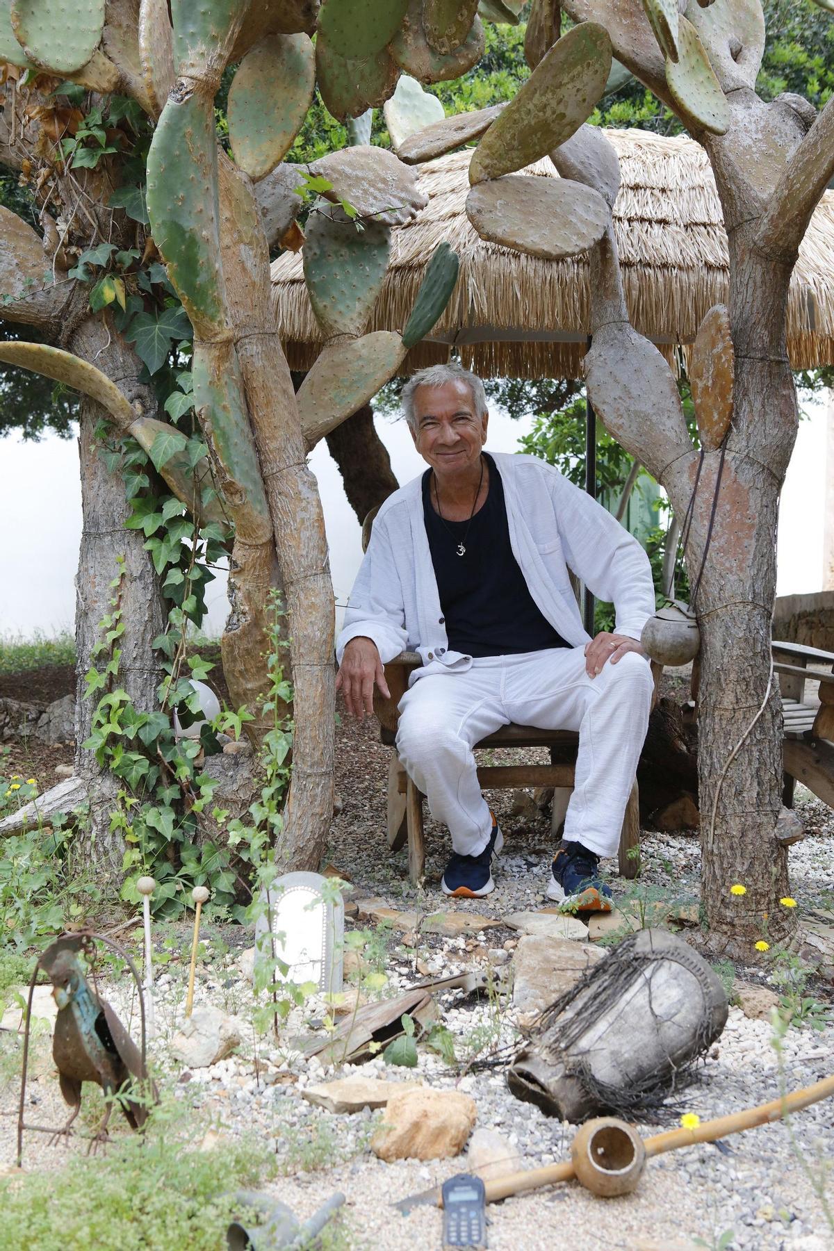 Harald Weiss in seinem Garten – zu Füßen die Installation, in der seine Urne ruhen soll.