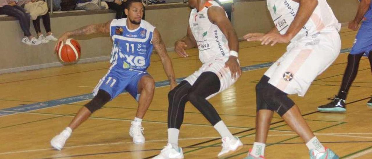 Gabe Rogers trata de deshacerse de dos rivales en el encuentro ante el Araberri. // Santos Álvarez