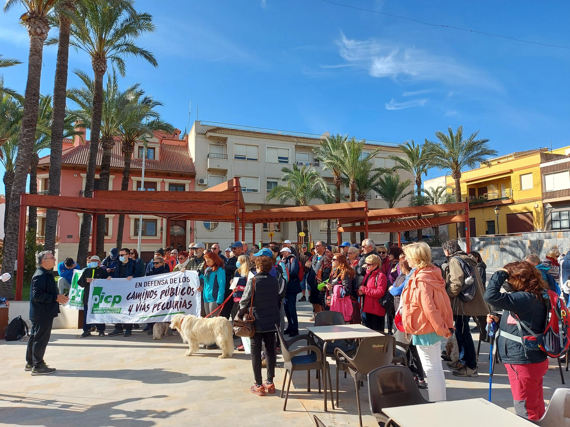 Unas 150 personas participan en una marcha por la colada de Sierra Escalona