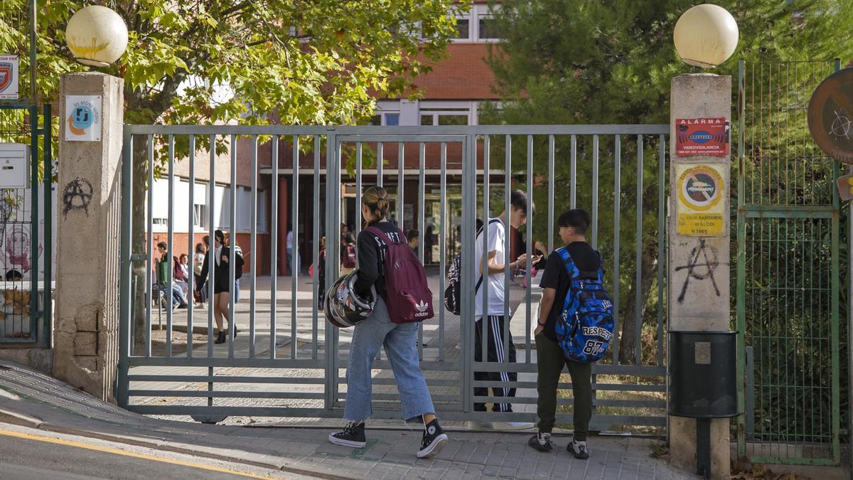 Alumnos del IES Andreu Sempere de Alcoy a la entrada del centro este viernes.