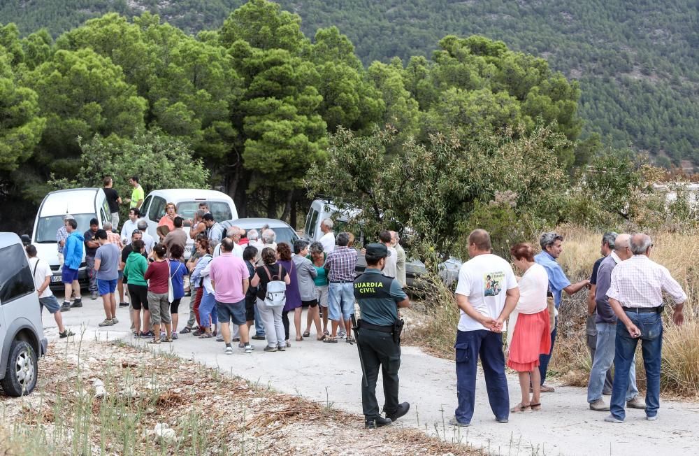 Agricultores y vecinos logran parar las máquinas que iban a triturar otra parcela afectada por la Xylella