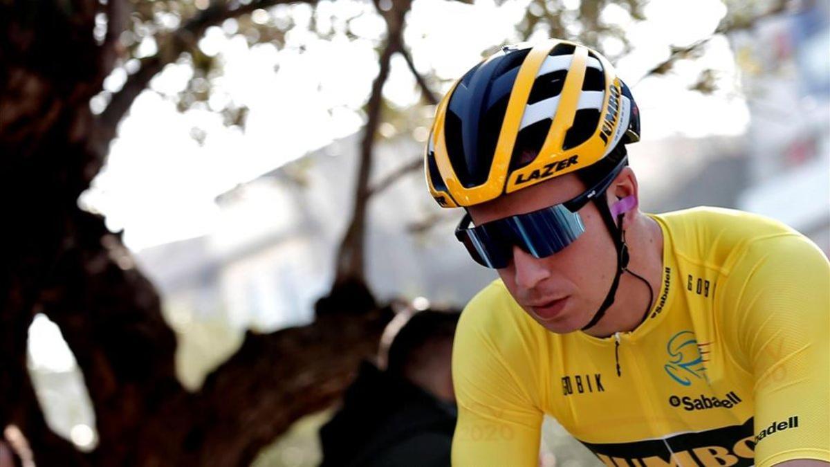 Groenewegen vistiendo el maillot amarillo durante la segunda etapa