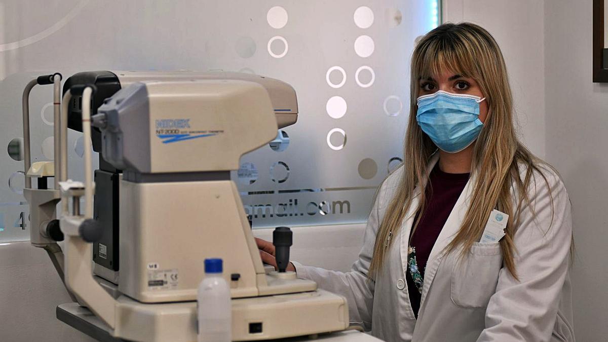 Victoria Sánchez Vivo, óptica-optometrista en la Óptica Europa de Murcia. | ISRAEL SÁNCHEZ