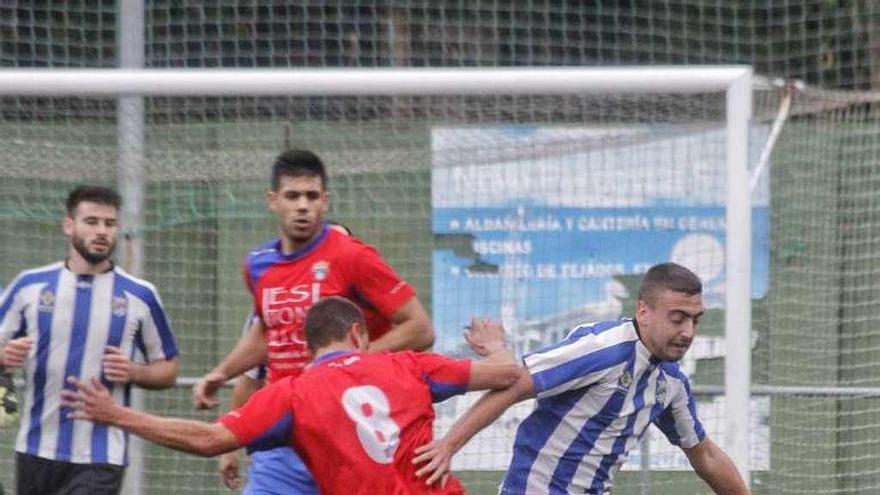 Un jugador del Rápido Bahía conduce el balón. // Santos Álvarez