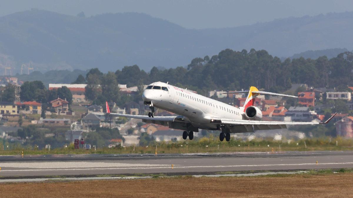 Un avión despegando desde el aeropuerto de Alvedro, en A Coruña.