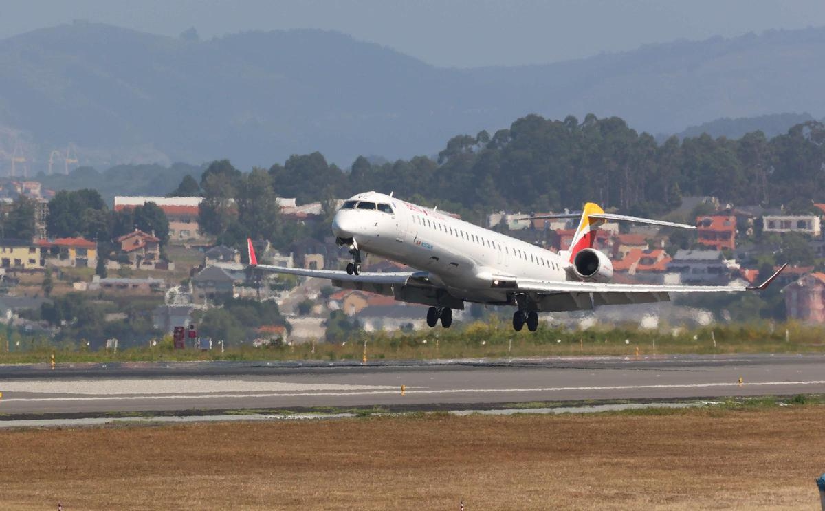 Un avión despegando desde el aeropuerto de Alvedro, en A Coruña.