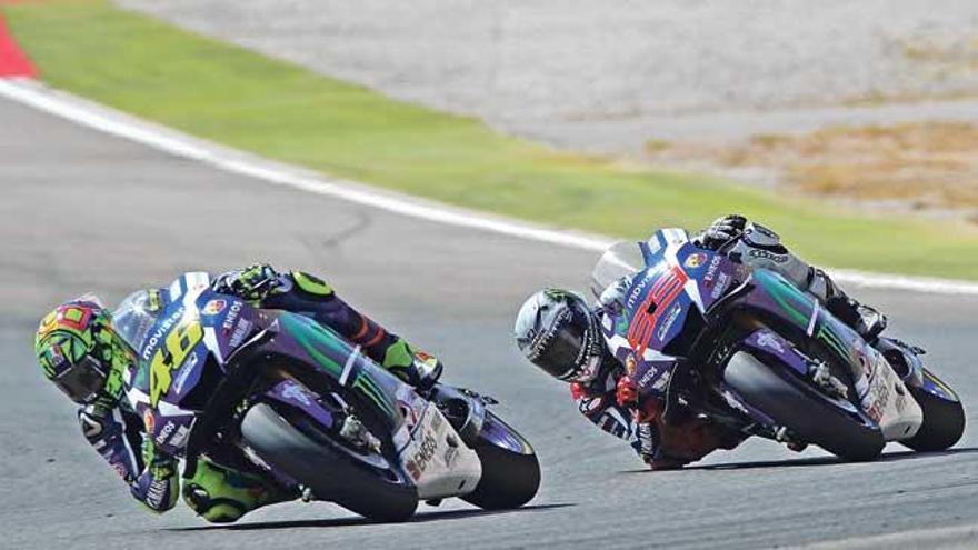 Lorenzo tras Valentino Rossi, en un instante del Gran Premio de Aragón.