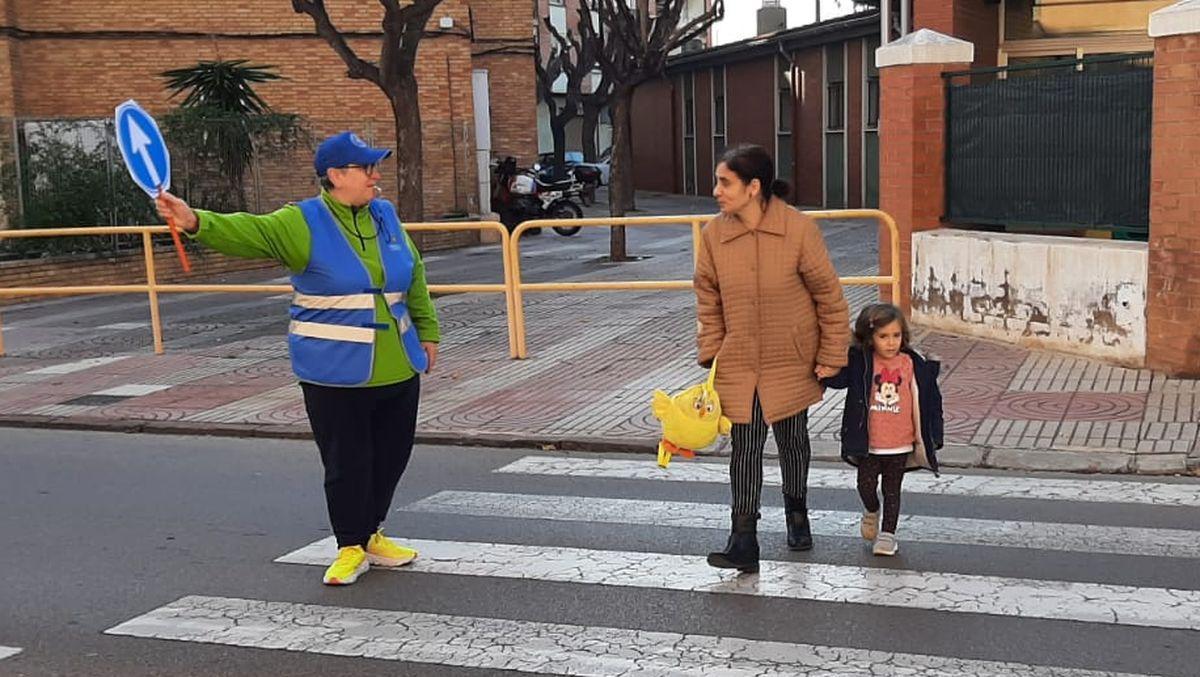 La vila-realense Carmen Risueño es la encargada de regular la circulación frente al aulario de Infantil del colegio Concepción Arenal.