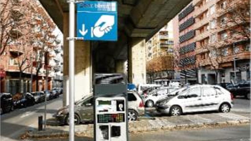 La zona blava del carrer Bonastruc de Porta, amb un parquímetre en primer terme.