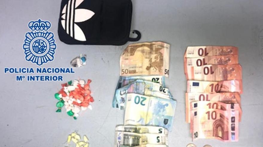 Dinero, drogas y efectos intervenidos por la Policía Nacional.