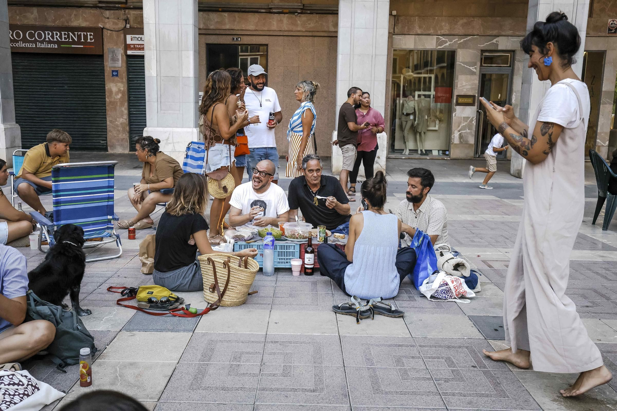 FOTOS | Cientos de residentes 'liberan' la plaza Major de Palma con una gran cena popular