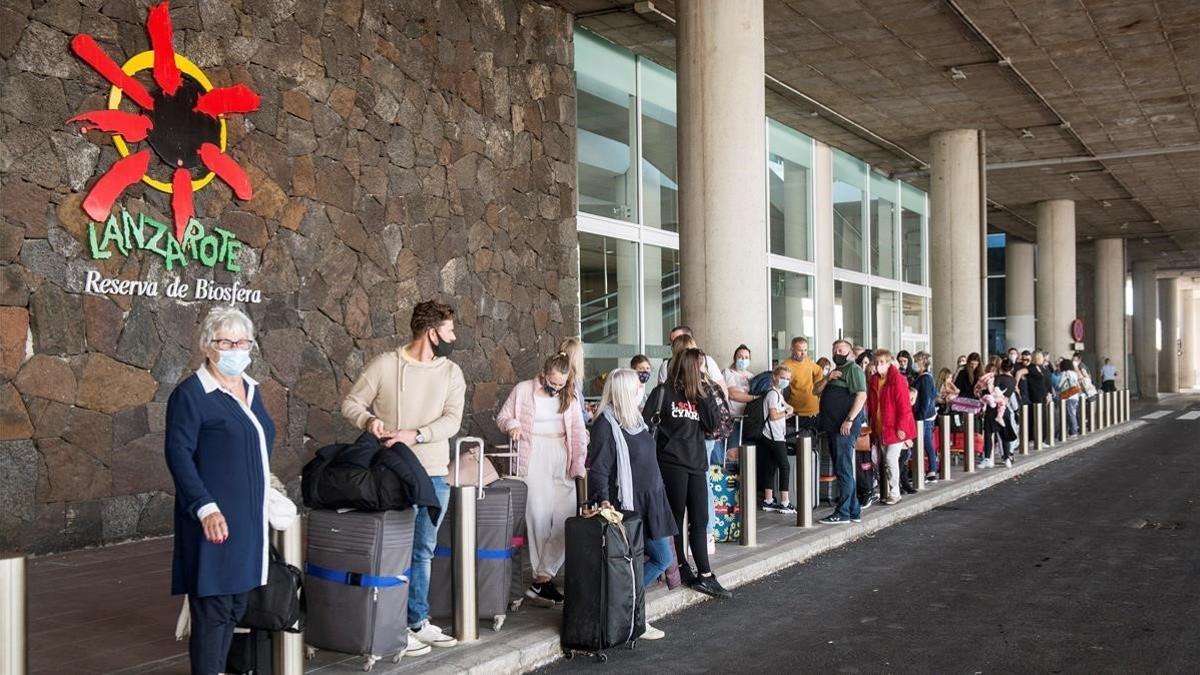 Varios turistas hacen cola para tomar un taxi a su llegada al aeropuerto César Manrique de Lanzarote, el 24 de octubre del 2020