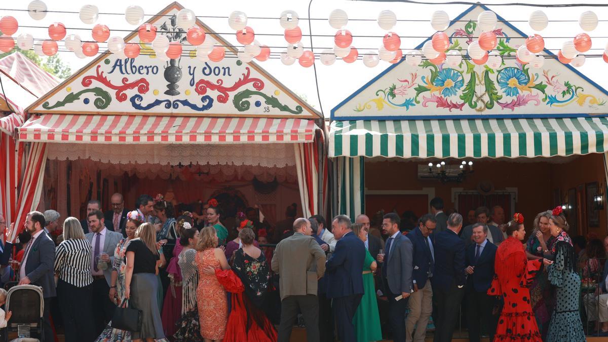 Miles de sevillanos y visitantes disfrutando de la jornada festiva de la Feria de Abril de Sevilla