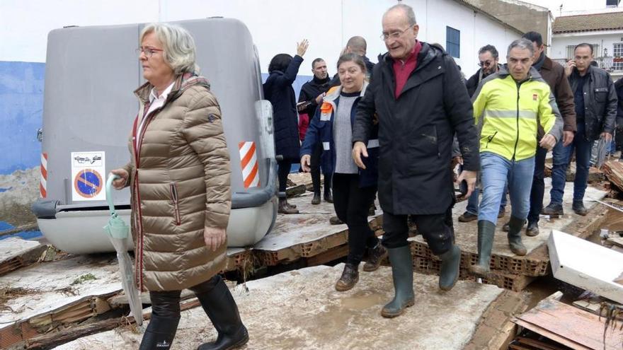 El alcalde de Málaga, Francisco de la Torre, y el consejero de la Presidencia, Administración Pública e Interior, Elías Bendodo, acompañados por el equipo de gobierno local, inspeccionan los daños de las lluvias en Campanillas