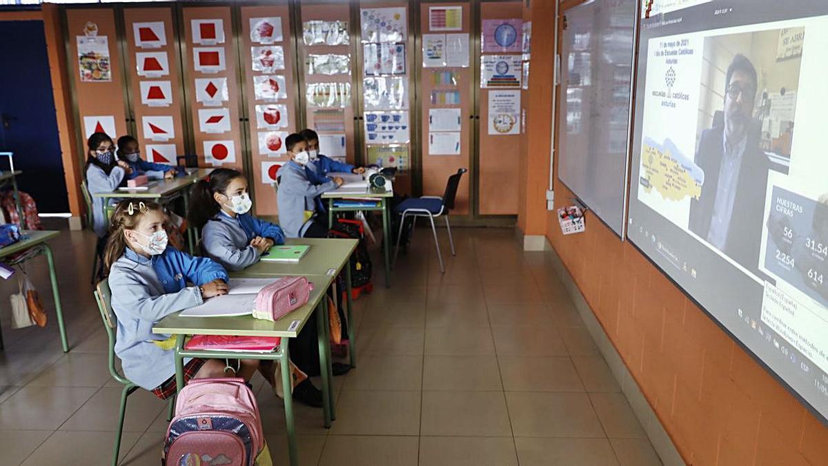 Una clase del colegio Virgen Reina, de Gijón, durante el la proyección del vídeo en el que el presidente de Escuelas Católicas, Simón Cortina, explica la importancia de la red concertada a los alumnos. | Marcos León