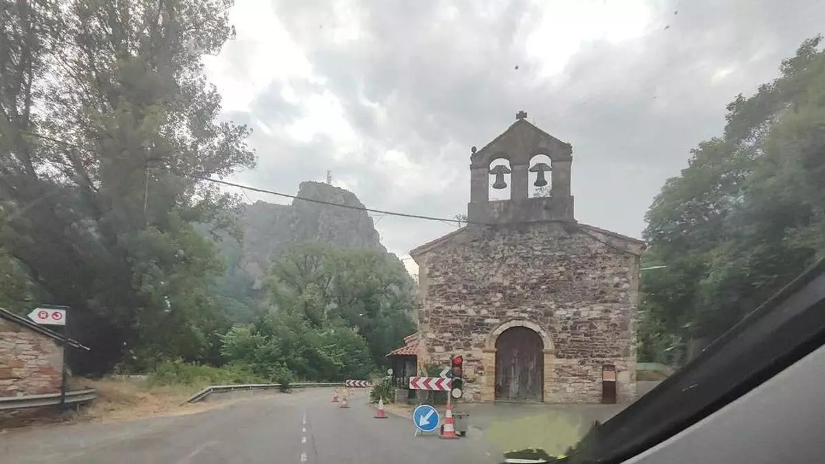 Mejora la situación del incendio en Grado: ya no se ve fuego, la autovía está abierta y en Peñaflor se circula por un carril regulado por semáforos