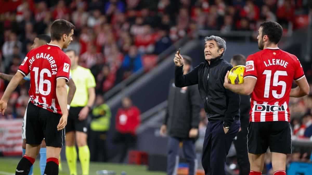 Ernesto Valverde, entrenador del Athletic, junto a sus dirigidos