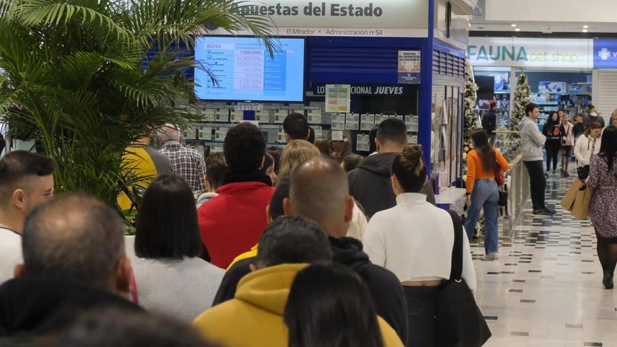 Colas en una administración de loterías.