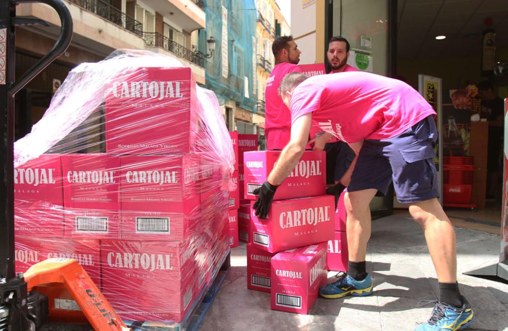 Bares, restaurantes y casetas del Centro Histórico de la ciudad se engalanan y abastecen en las horas previas al inicio de la Feria de Málaga