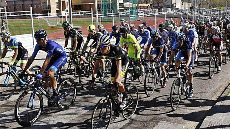 El pelotón durante la salida de la Ciudad Deportiva.