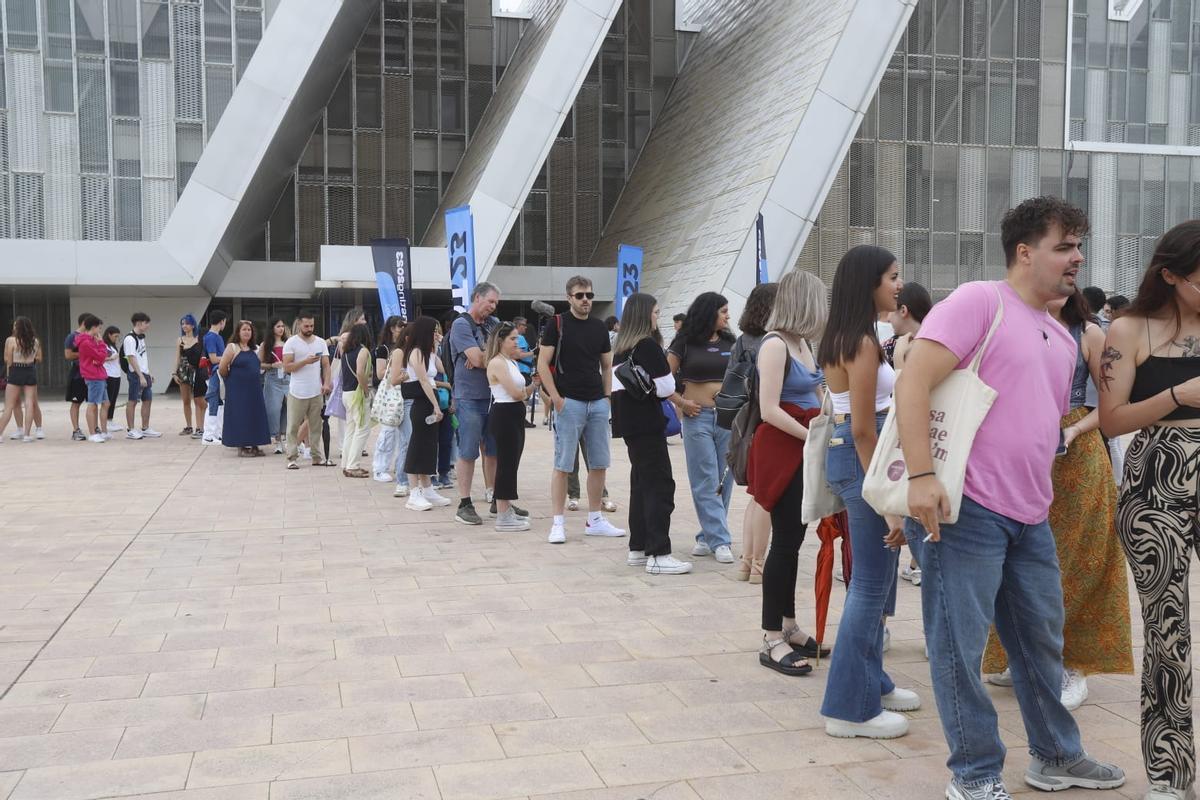 Cientos de personas hacen fila para el casting de Operación Triunfo 2023 en Zaragoza