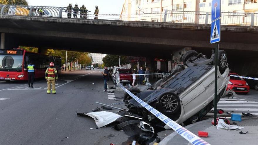 En primer plano, coche que cayó a la calle Caballeros por el viaducto de la ronda de Outeiro. |   // VÍCTOR ECHAVE