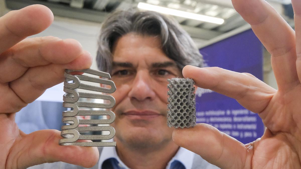 El ingeniero del ITC, Donato Monopoli, con las dos patentes de titanio.