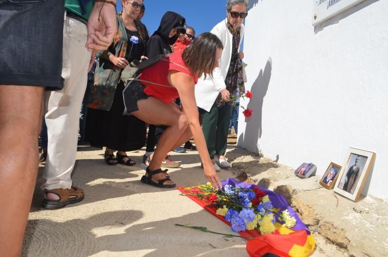 Familiares y amigos de los represaliados dejaron claveles junto a sus fotografías, emocionados. | E. P.