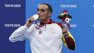 El nadador Miguel Luque, plata en los 50 metros braza, durante la entrega de medallas.