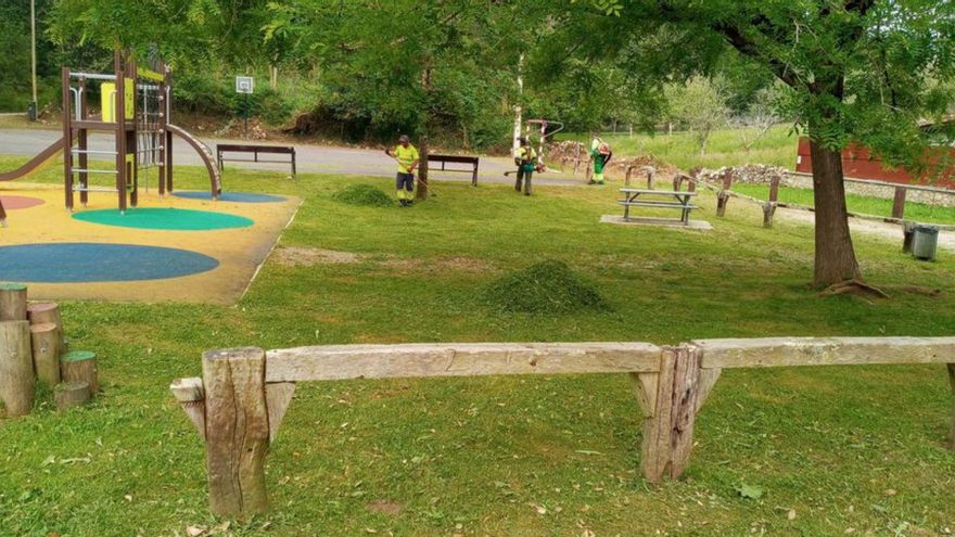 Una brigada acondiciona la zona verde de un área recreativa. |