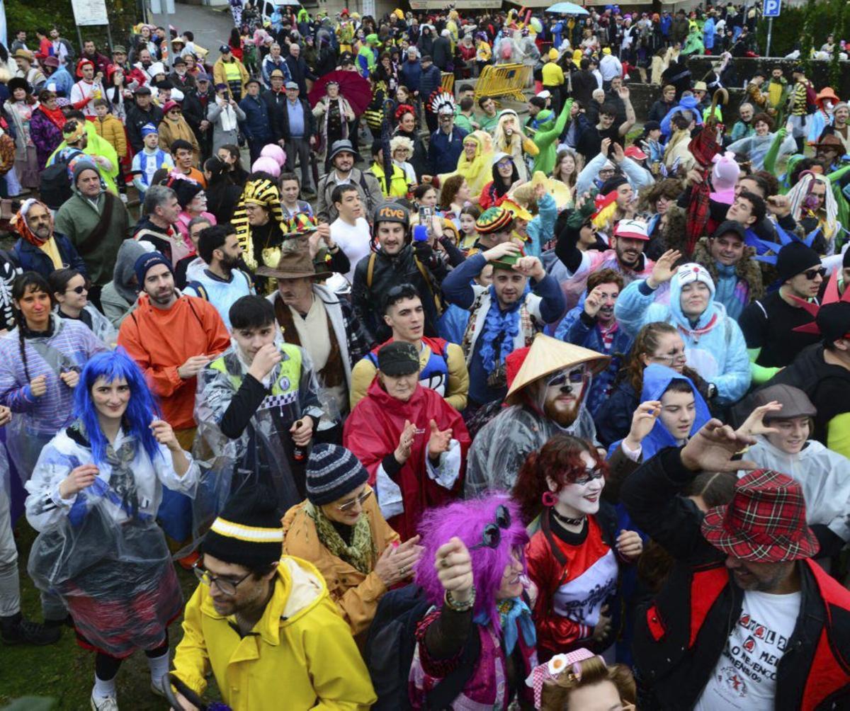 Cientos de personas en el Entroido de O Hío.