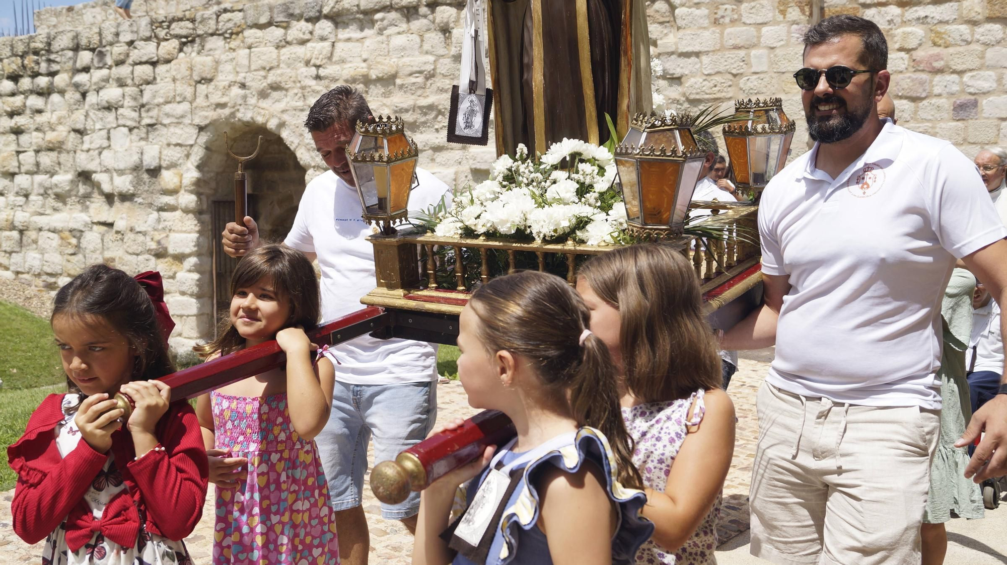 Procesión de los niños organizada por la Cofradía del Carmen de San Isidoro