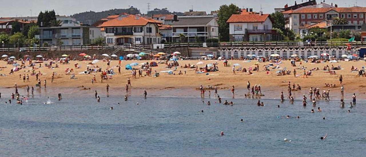 Bañistas en la Ramblona este verano.