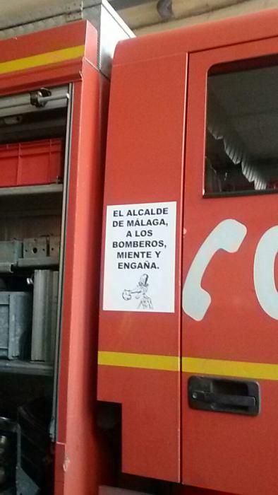 Con pegatinas y pintadas, reclaman una reunión con el alcalde y la destitución del actual inspector jefe, José Cruz.