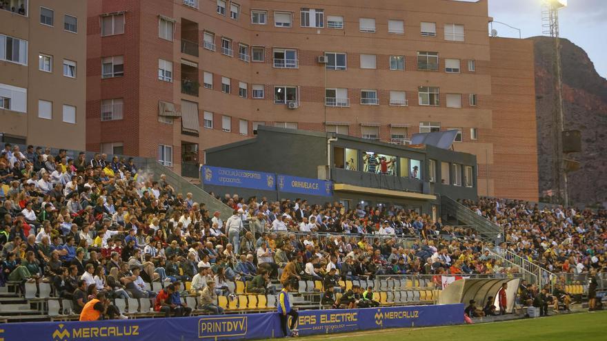 El Orihuela pone gradas supletorias para ampliar a 5.000 la capacidad de Los Arcos en Copa ante el Girona