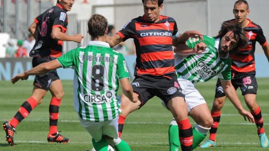 Borja Oubiña controla el balón, presionado por Beñat y por Rubén Pérez, con Natxo Insa esperando el desenlace de la jugada. // LOF