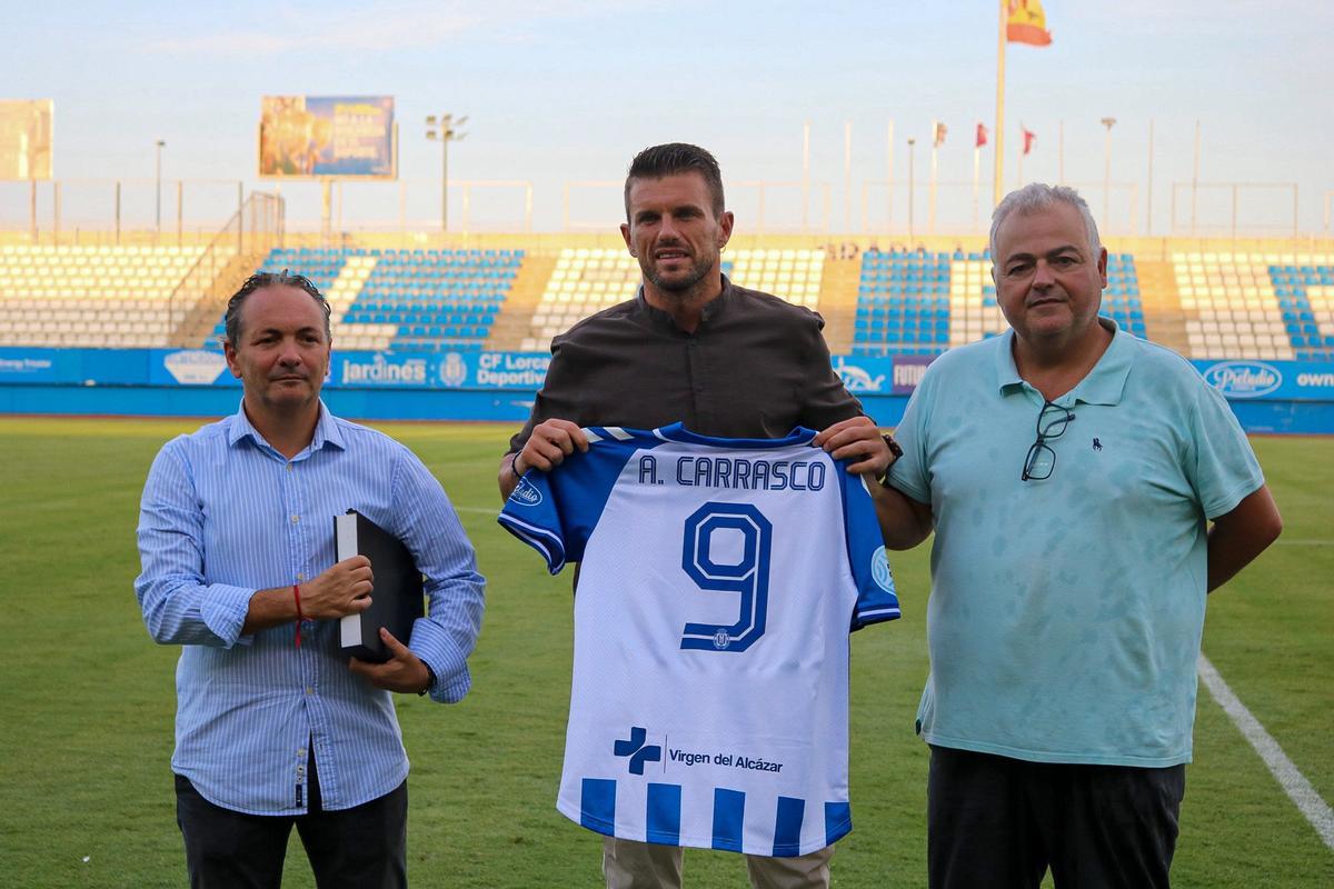Andrés Carrasco, homenajeado antes del partido Lorca-Águilas del Trofeo Manny Pelegrín