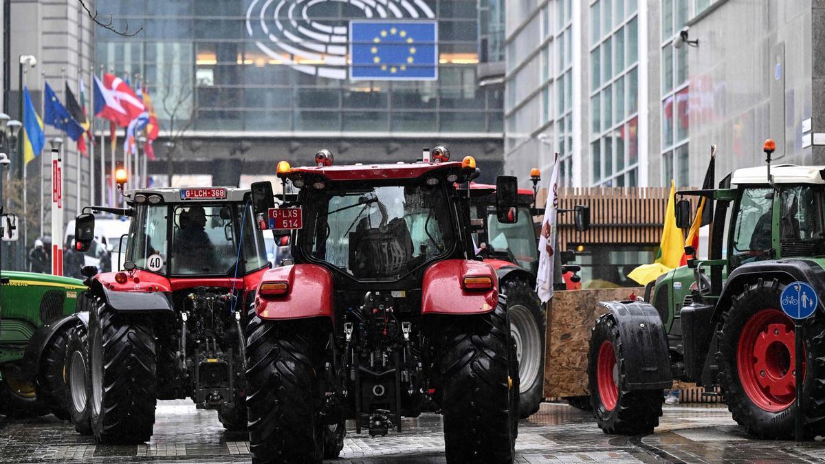 Tractores ante la sede de la Comisión Europea en Bruselas, este lunes.