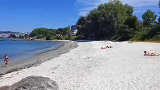 Detenido un septuagenario por masturbarse delante de varios menores en una playa de Alcabre