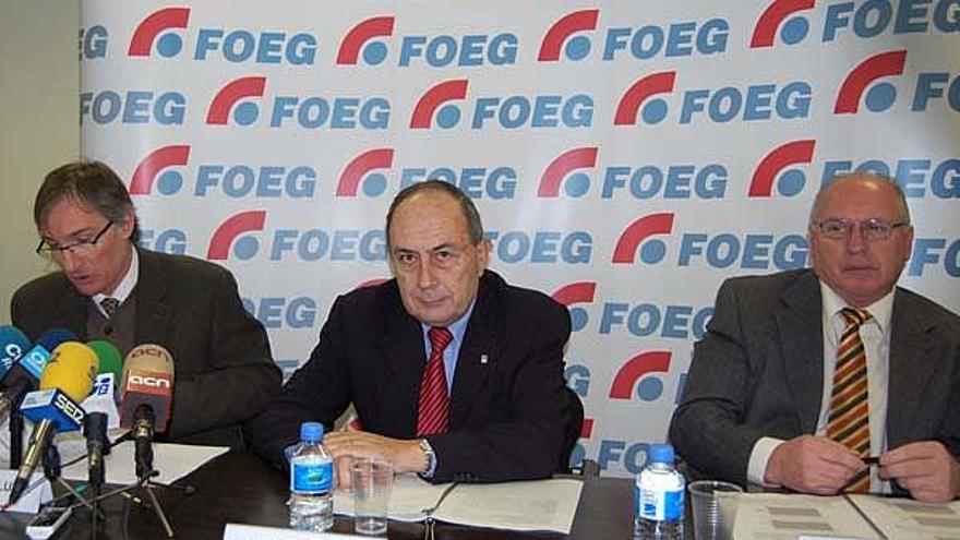 El president de la FOEG, Jordi Comas, ahir entre el professor Modest Fluvià (esquerra) i Ernest Plana.