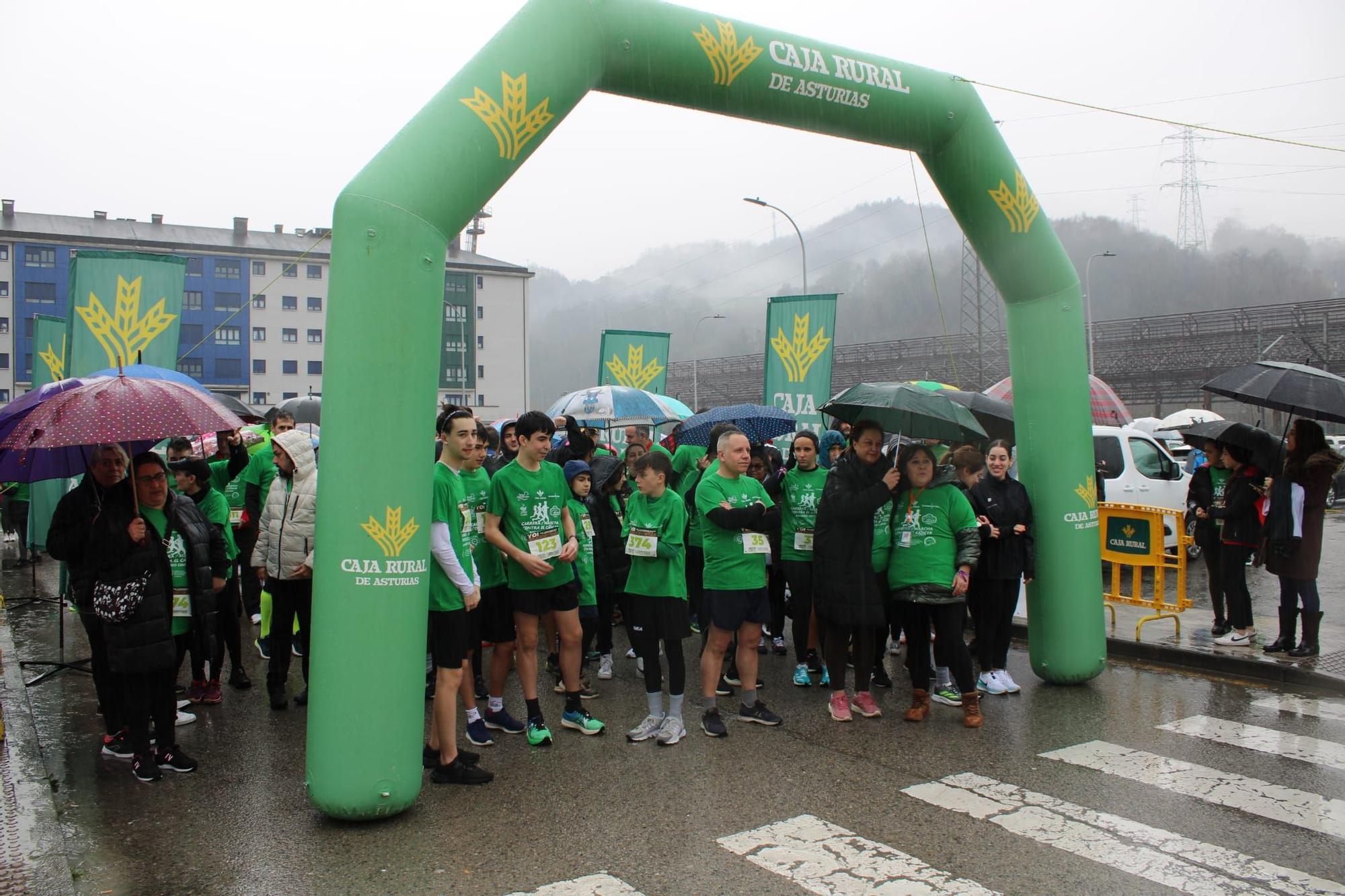 Así fue la carrera contra el cáncer en Langreo: Medio millar de valientes desafían a la lluvia por una buena causa