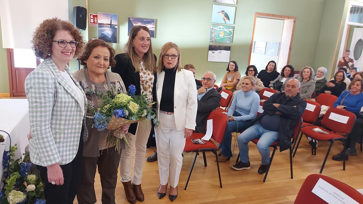 La alcaldesa de Navia, Ana Isabel Fernández; la premiada, María  Dolores Fernández; la concejala de la Mujer, Ana Belén González y la diputada popular Cristina Vega posan tras la entrega del galardón.