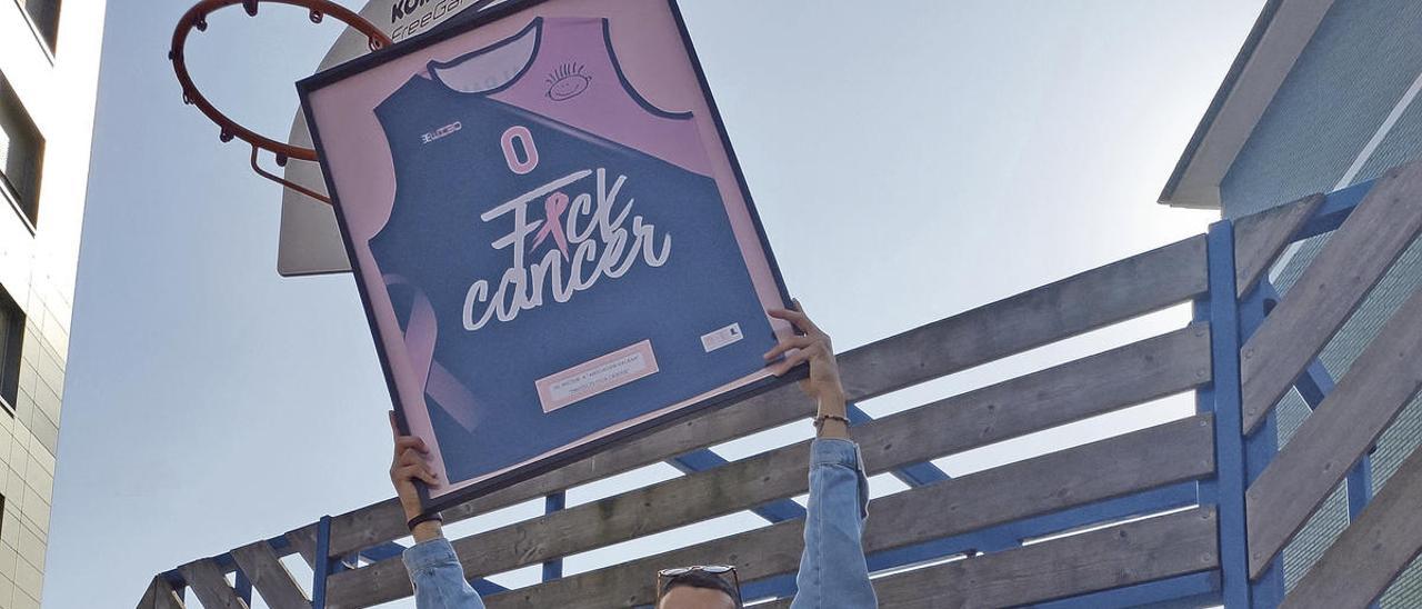 Héctor Fernández, con su camiseta de &quot;Fuck Cancer&quot;, en el parque de madera de Mieres, bajo una canasta.