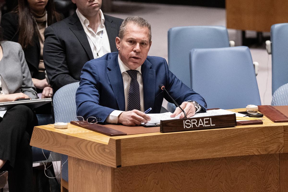 El embajador de Israel en Naciones Unidas tritura una copia de la carta de la ONU