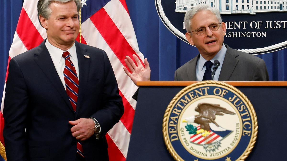 El fiscal general de EEUU, Merrick Garland, y el director general del FBI, Christopher Wray, en la rueda de prensa que han ofrecido este lunes en Washington.