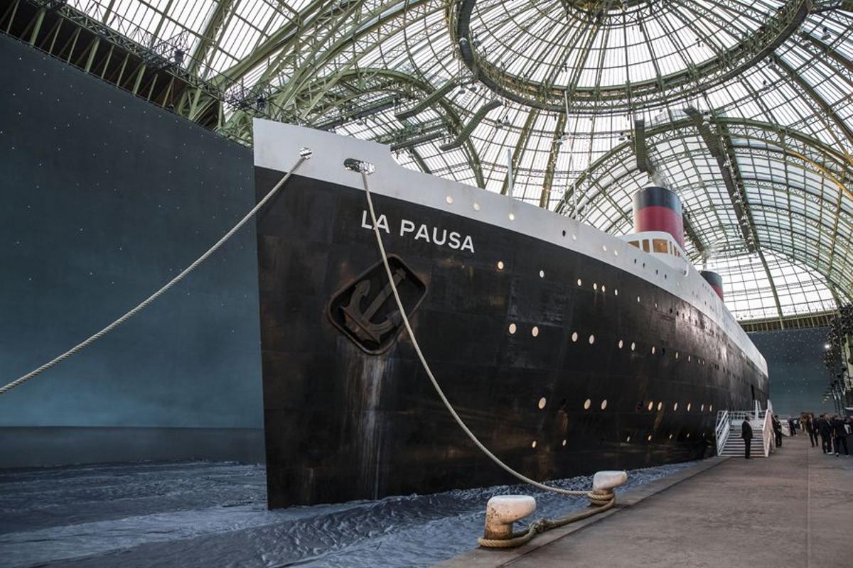 Barco a modo de atrezzo en el desfile de la colección Crucero de Chanel 2018