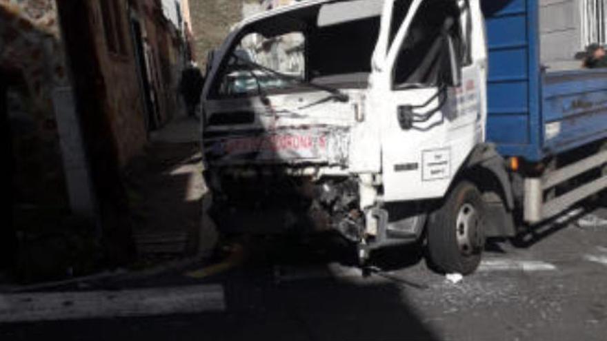 Se salta un ceda el paso con un camión, choca con una guagua y causa 7 heridos