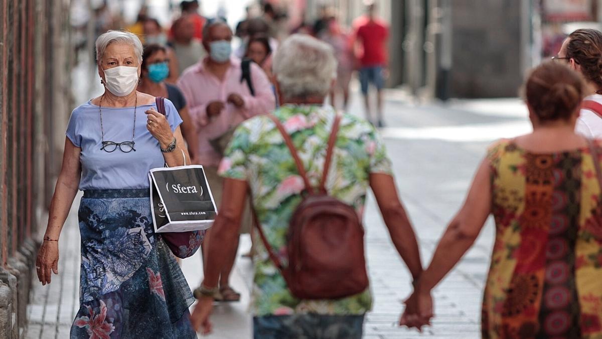 Varias personas con mascarilla pasean por Santa Cruz.